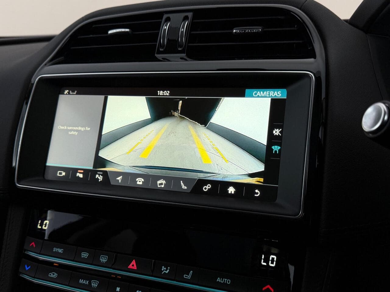 Jaguar F-PACE thumbnail Infotainment System
