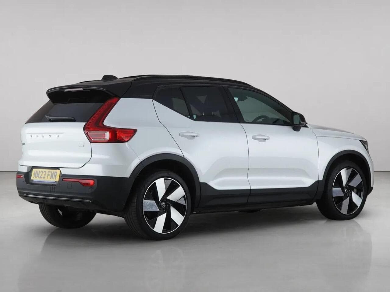 Volvo XC40 thumbnail Rear Right