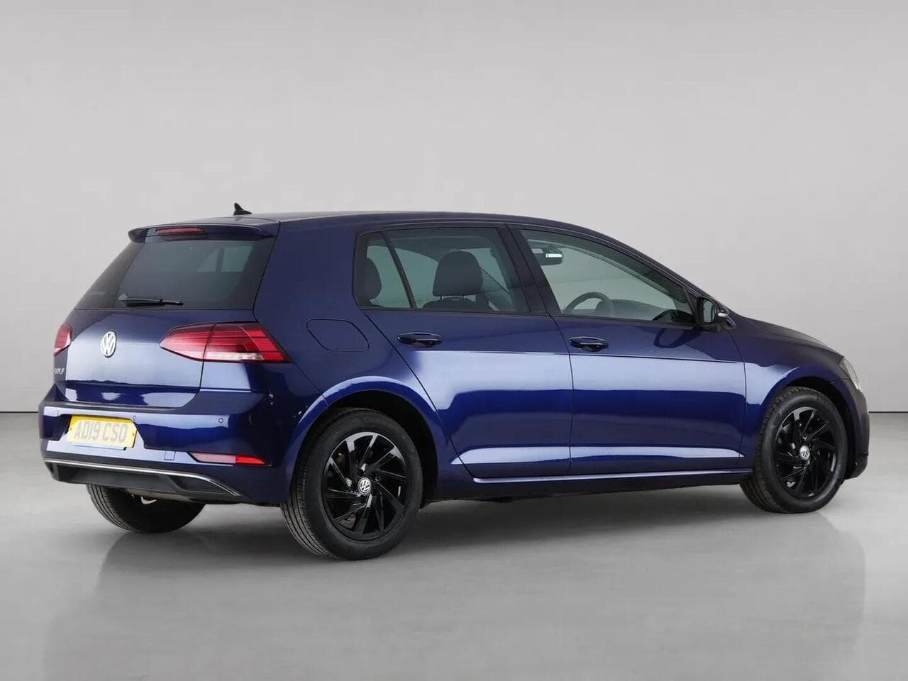 Volkswagen Golf thumbnail Front Right