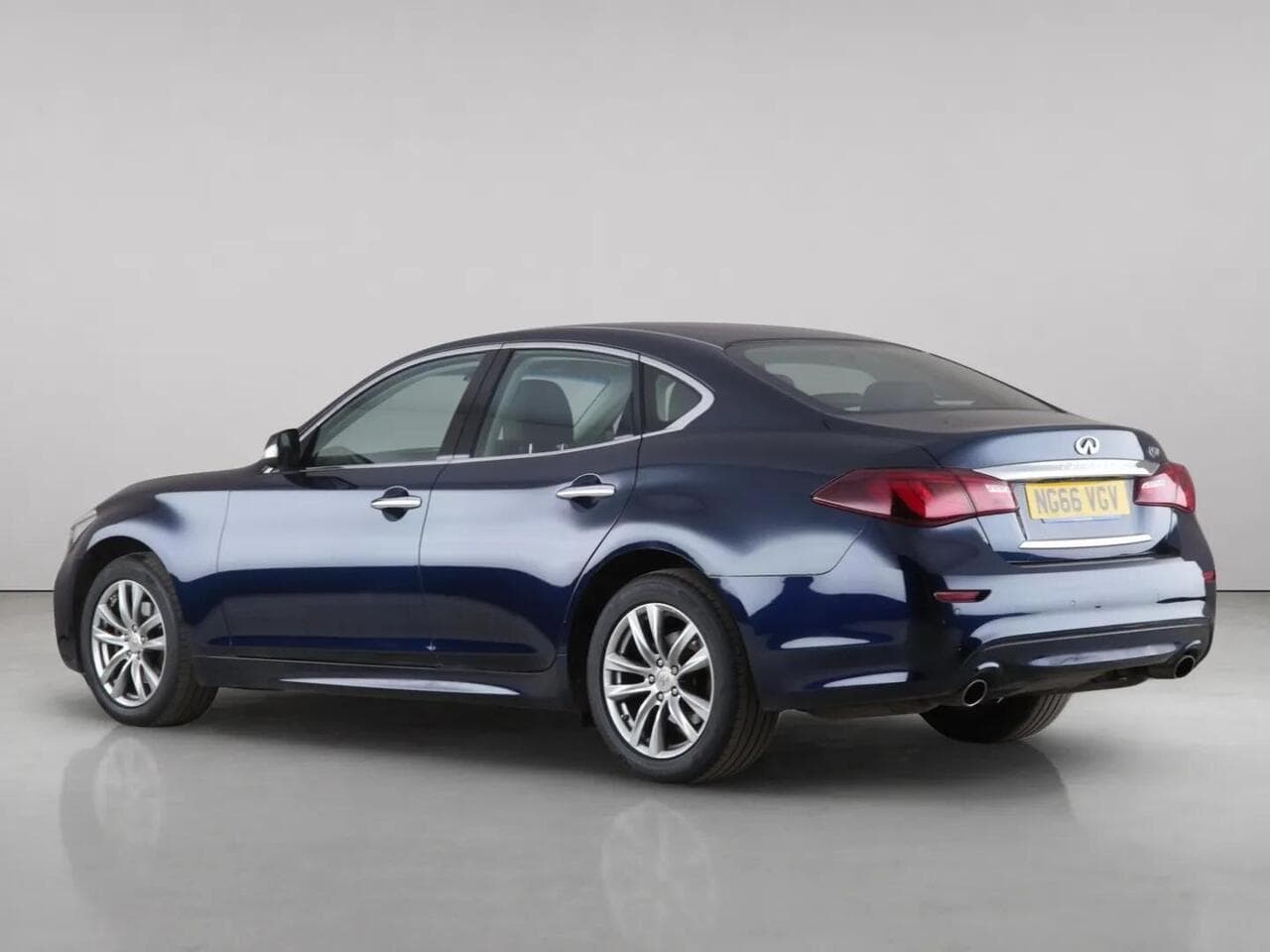 Infiniti Q70 thumbnail Rear Left