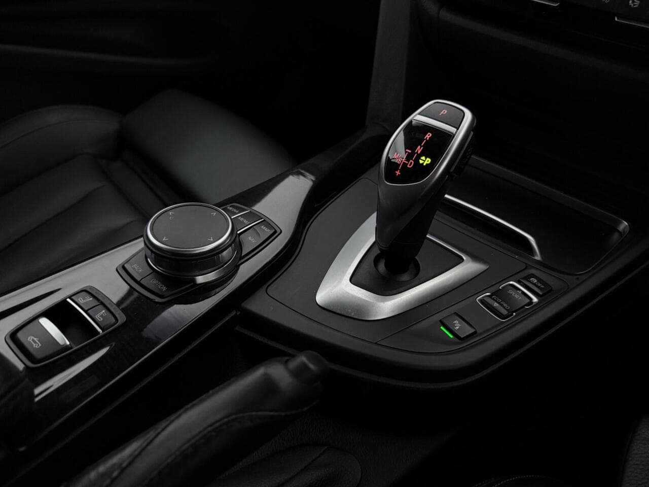 BMW 4 Series thumbnail Interior Front