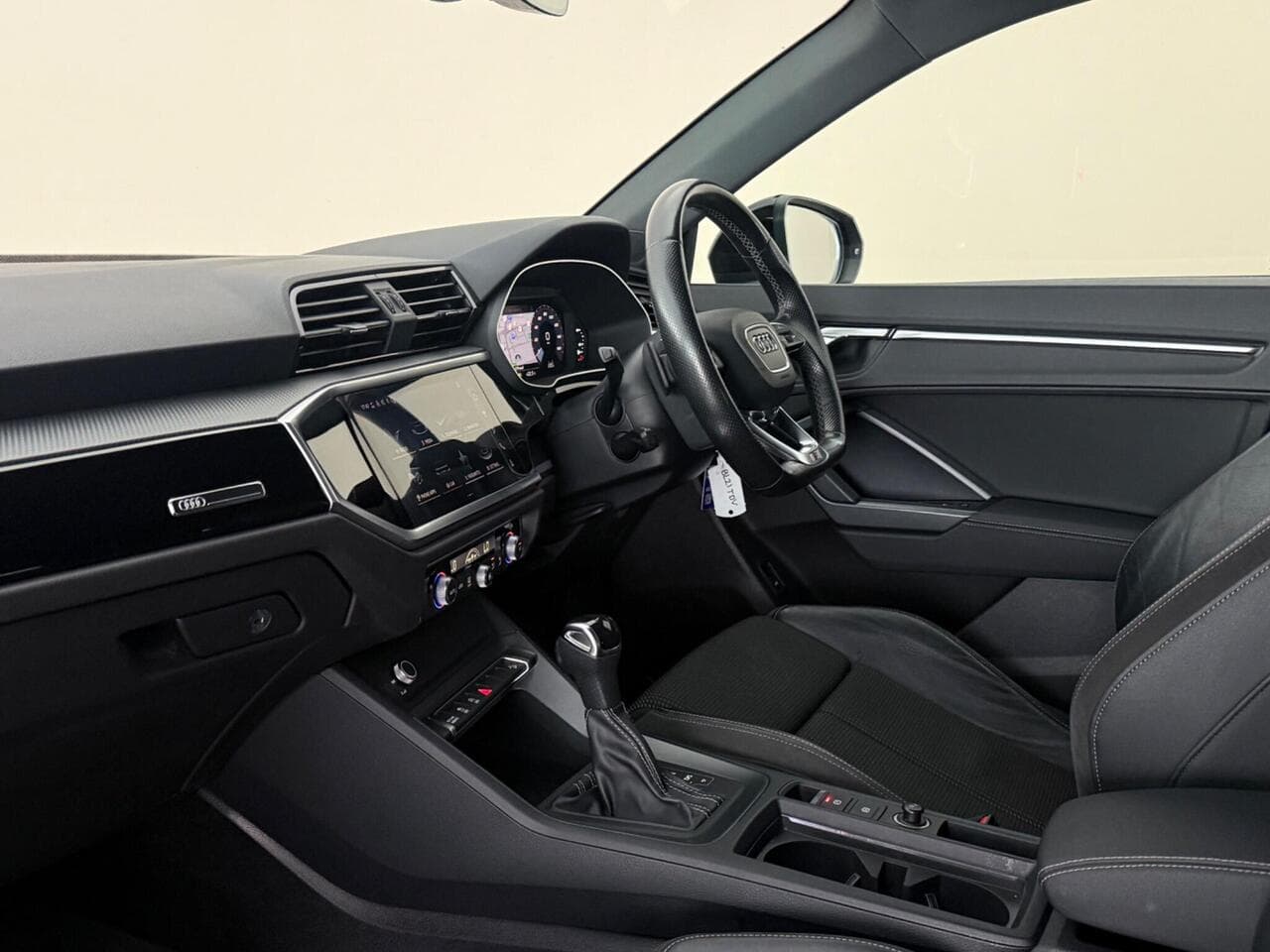 Audi Q3 thumbnail Interior Front