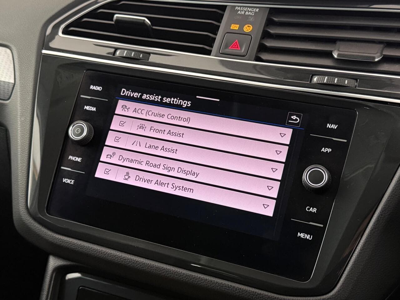 Volkswagen Tiguan thumbnail Infotainment System
