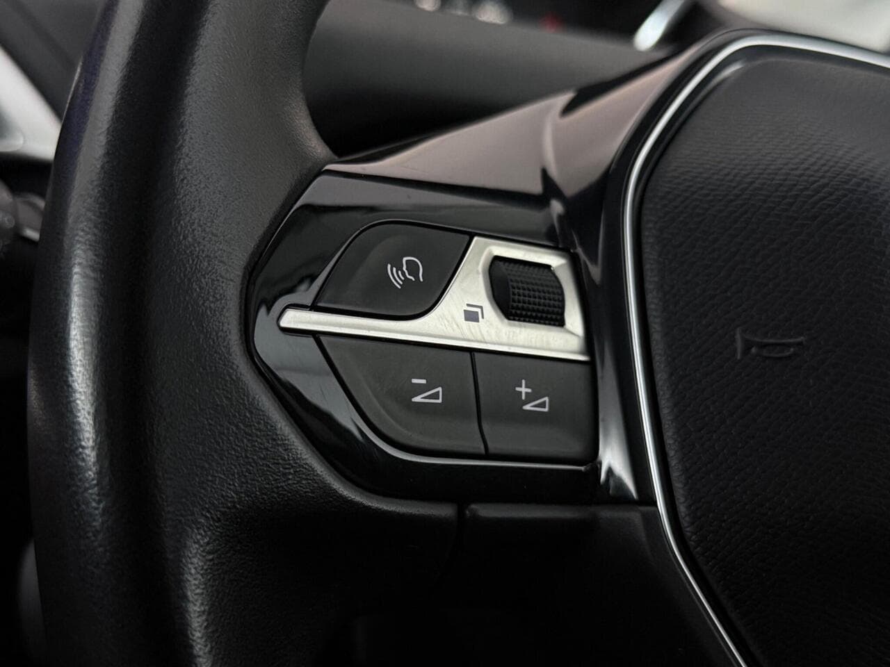 Peugeot 5008 thumbnail Misc Controls