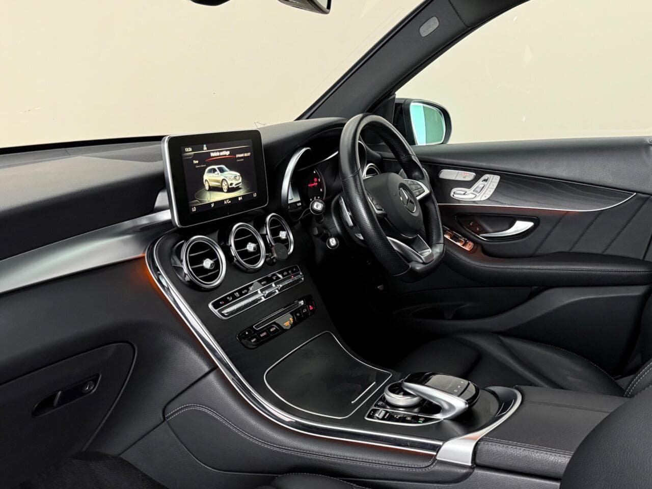 Mercedes-Benz GLC thumbnail Interior Front
