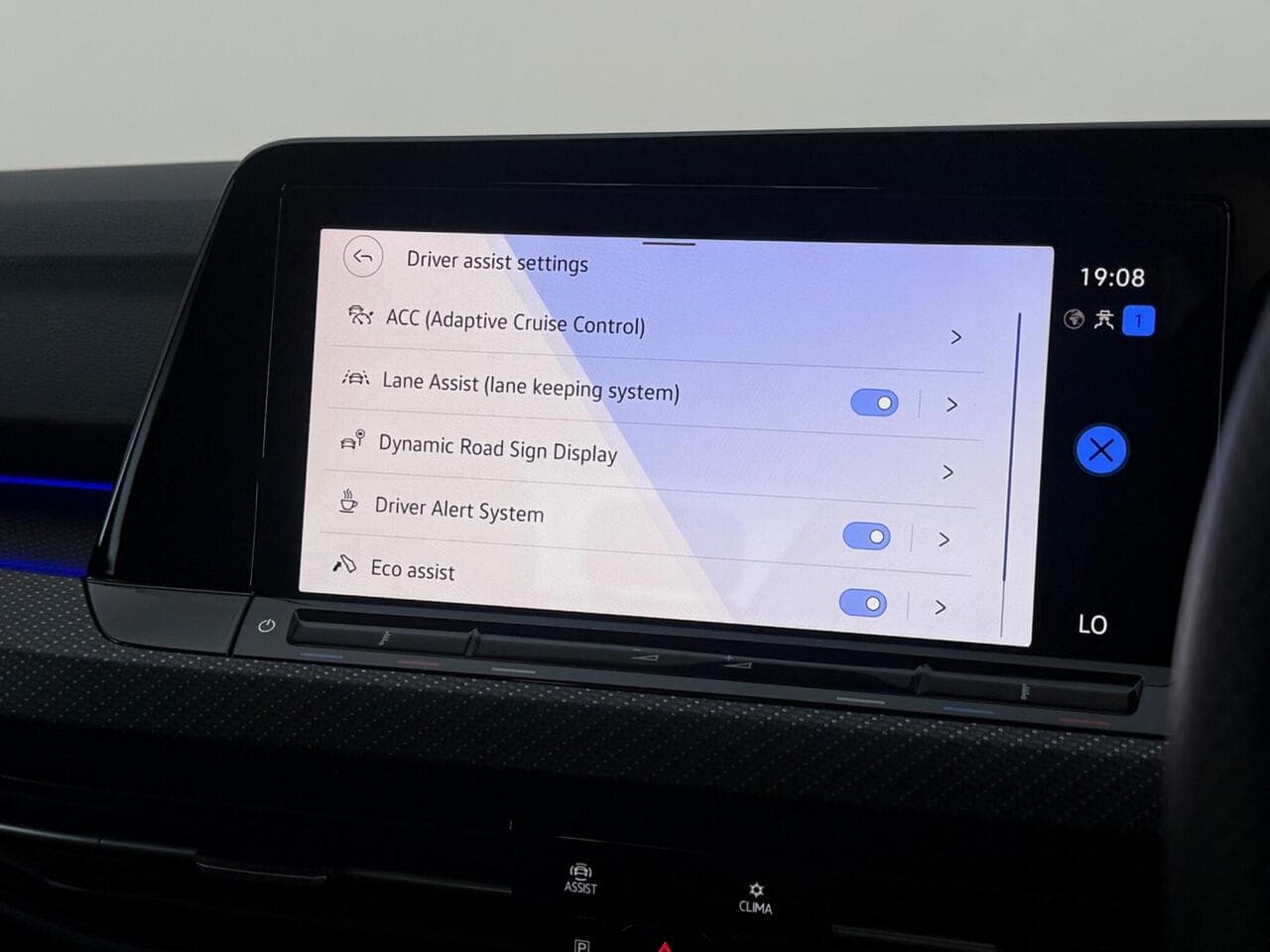 Volkswagen Golf thumbnail Infotainment System