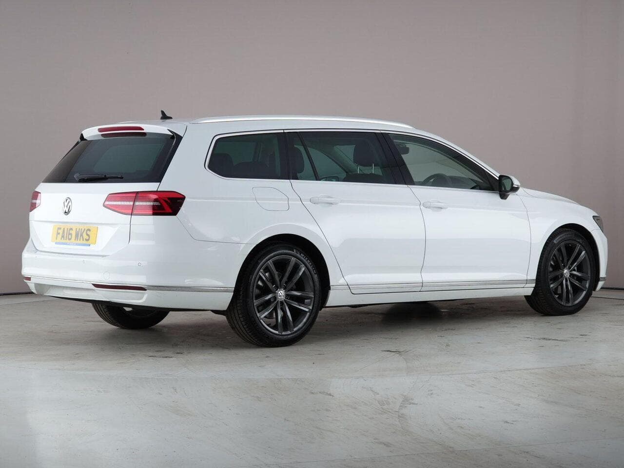 Volkswagen Passat thumbnail Rear Right