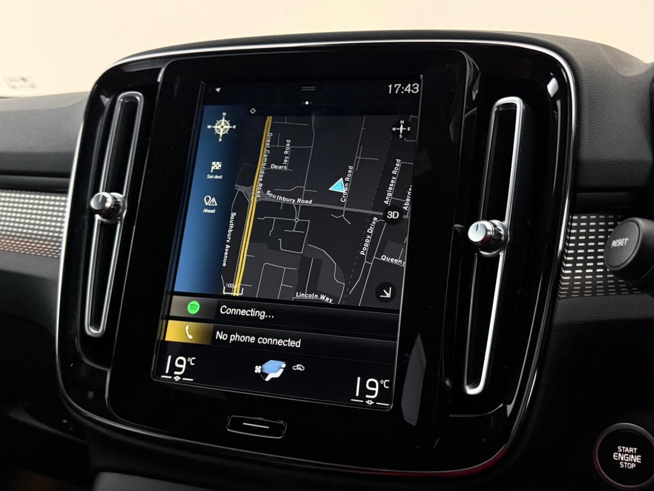 Volvo XC40 thumbnail Infotainment System