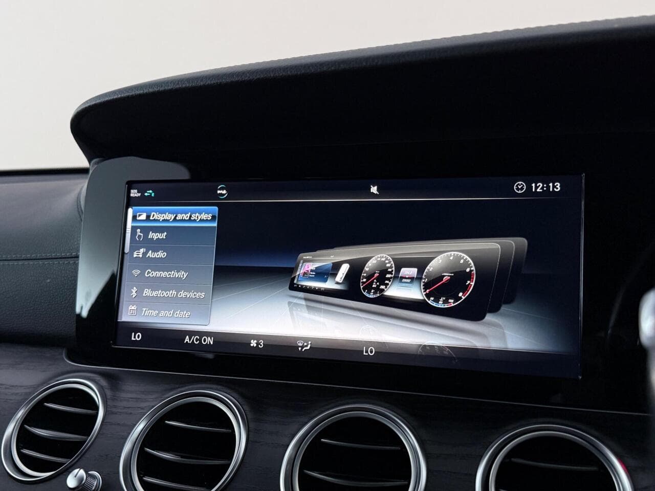 Mercedes-Benz E Class thumbnail Infotainment System
