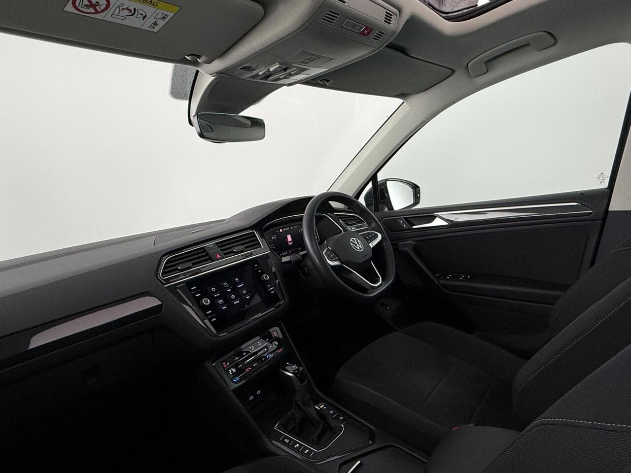 Volkswagen Tiguan thumbnail Interior Front
