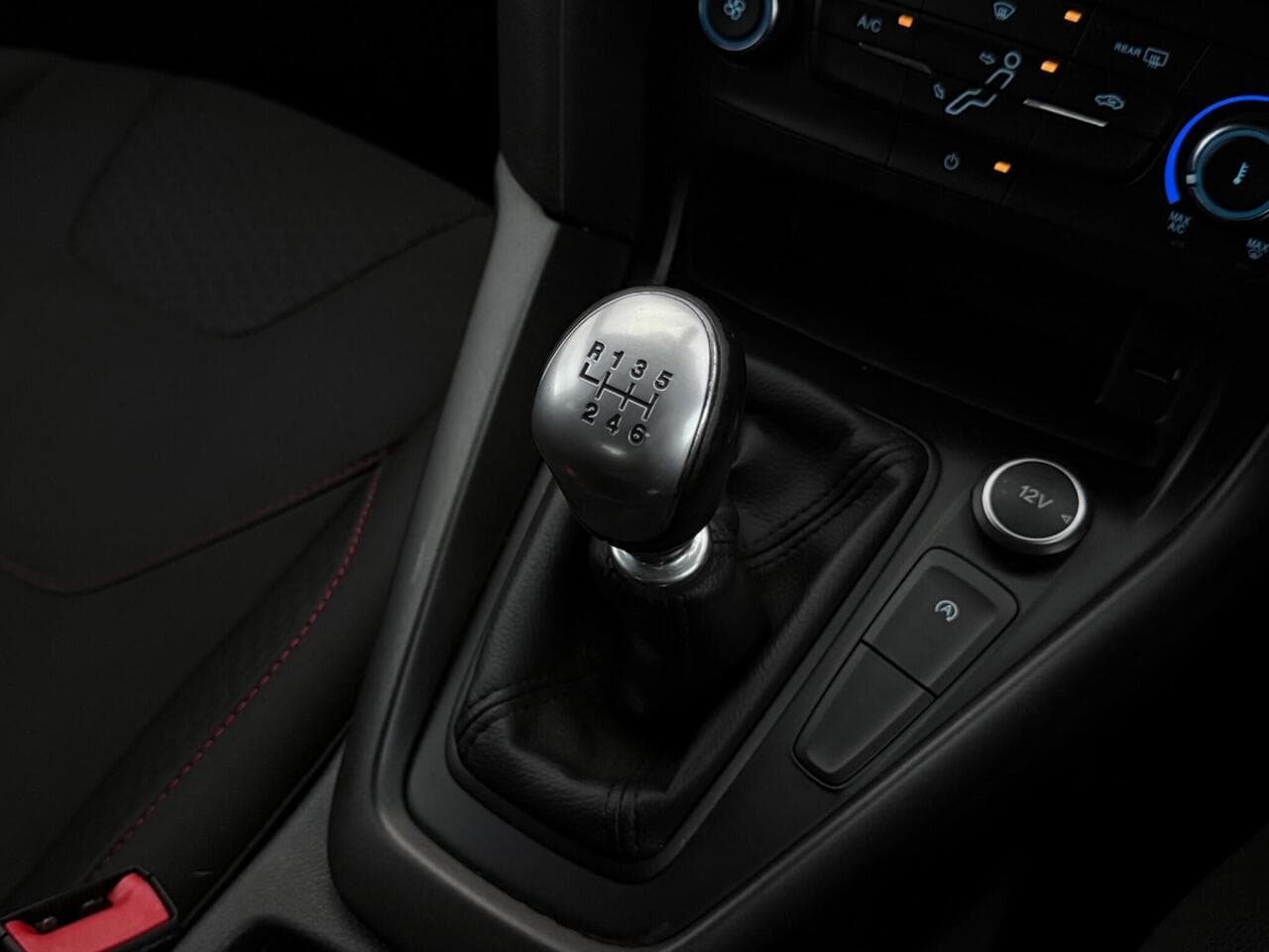 Ford Focus thumbnail Interior Front