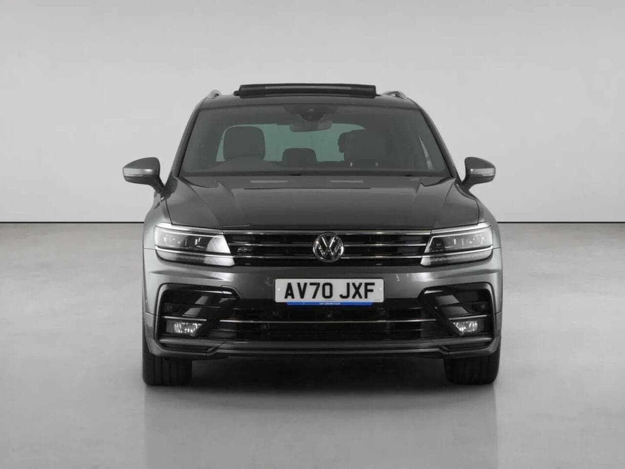 Volkswagen Tiguan thumbnail Front