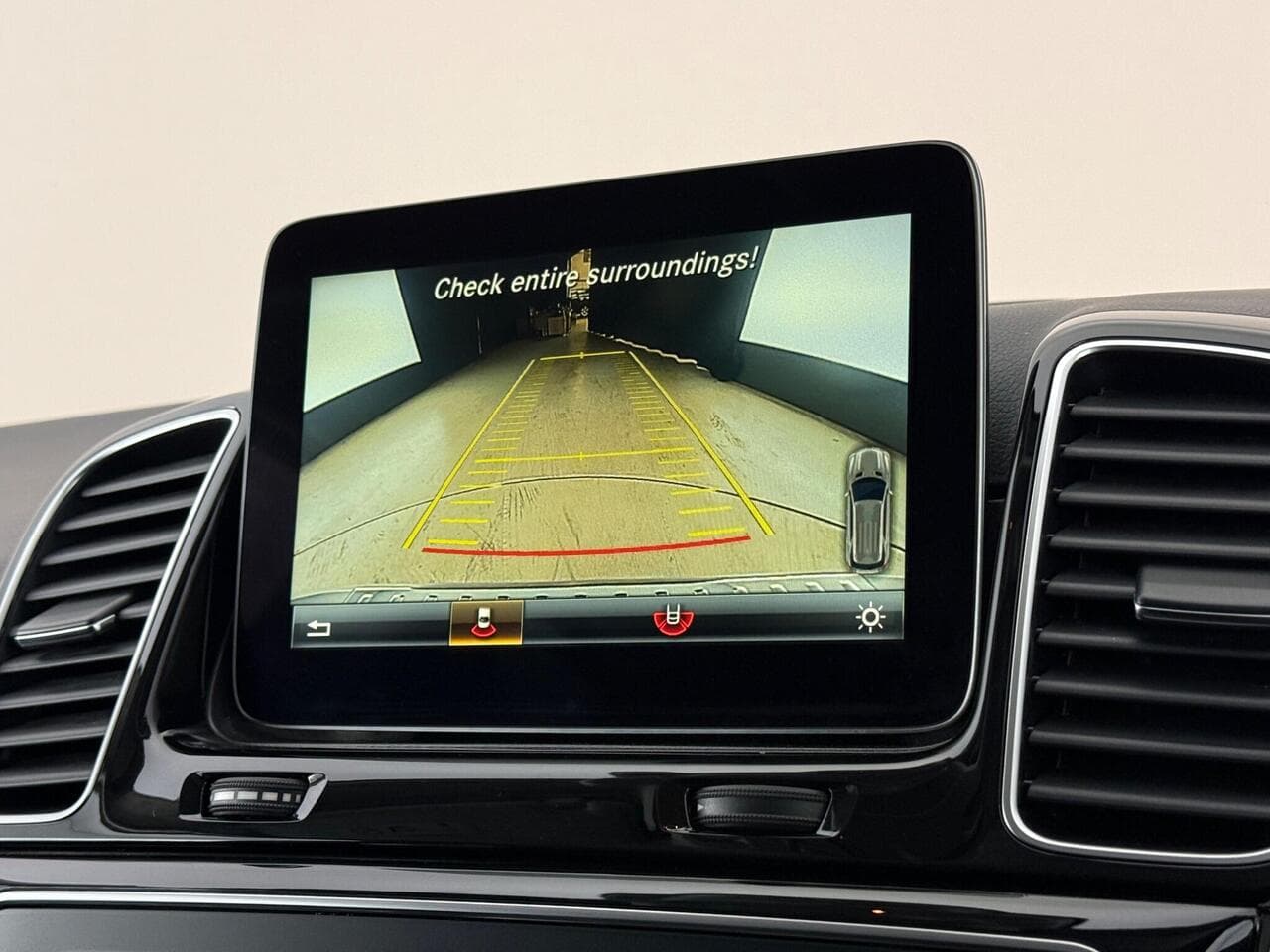 Mercedes-Benz GLE thumbnail Infotainment System