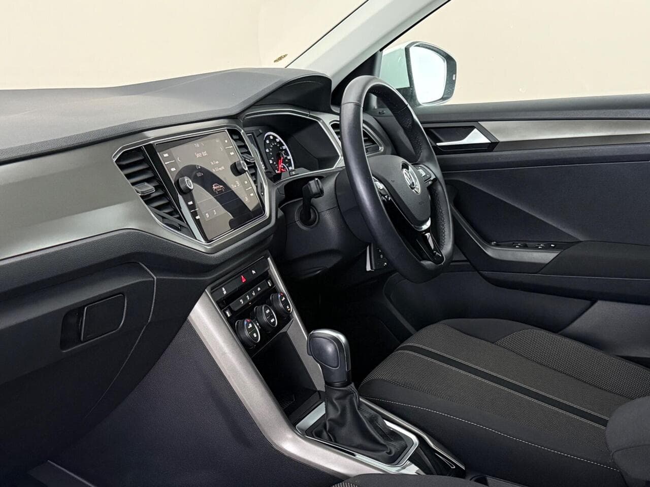 Volkswagen T-Roc thumbnail Interior Front