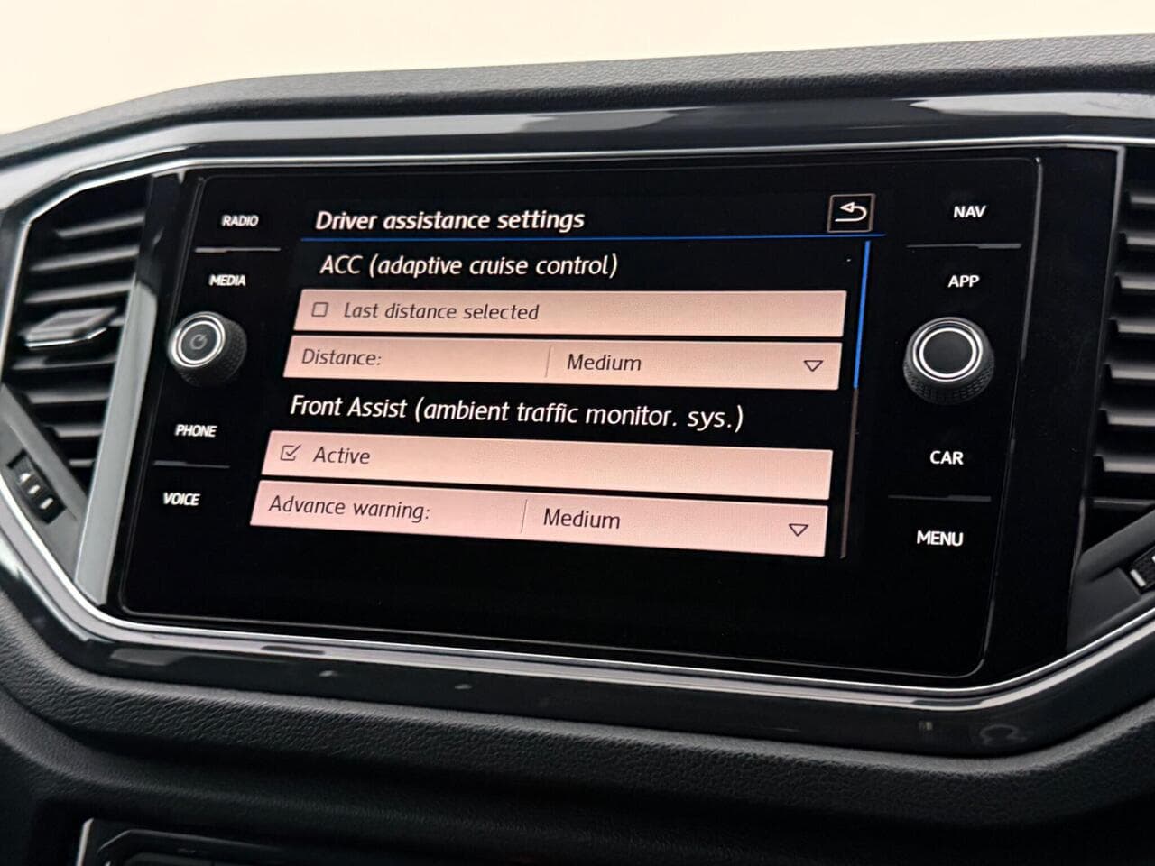 Volkswagen T-Roc thumbnail Infotainment System