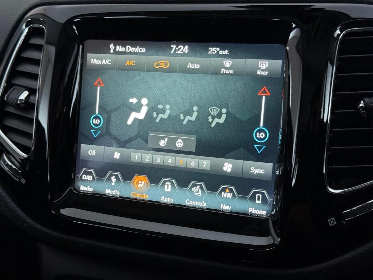 Jeep Compass thumbnail Infotainment System