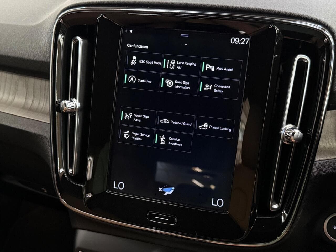 Volvo XC40 thumbnail Infotainment System