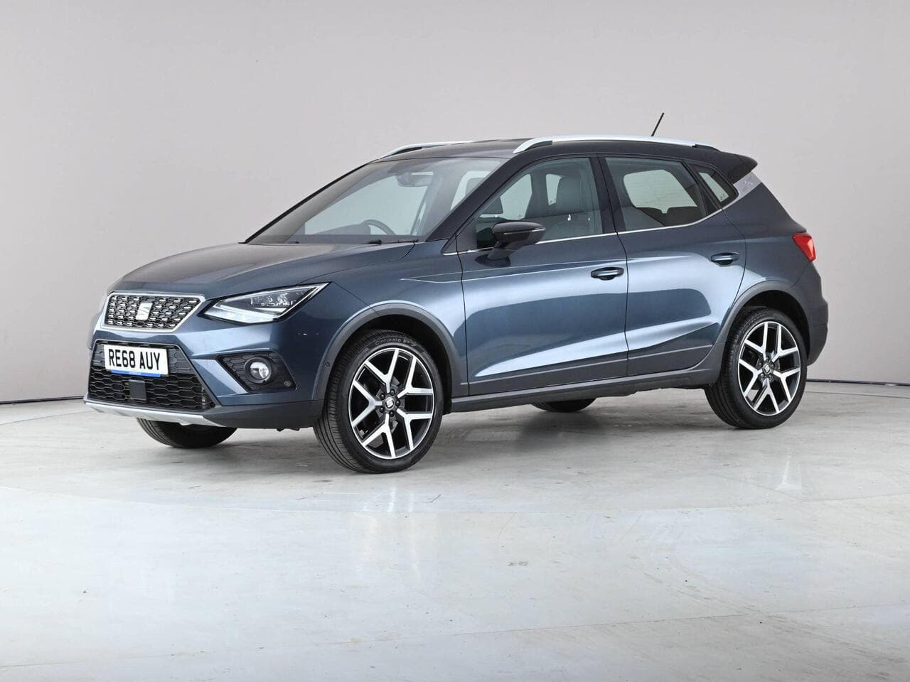 SEAT Arona thumbnail Front Left