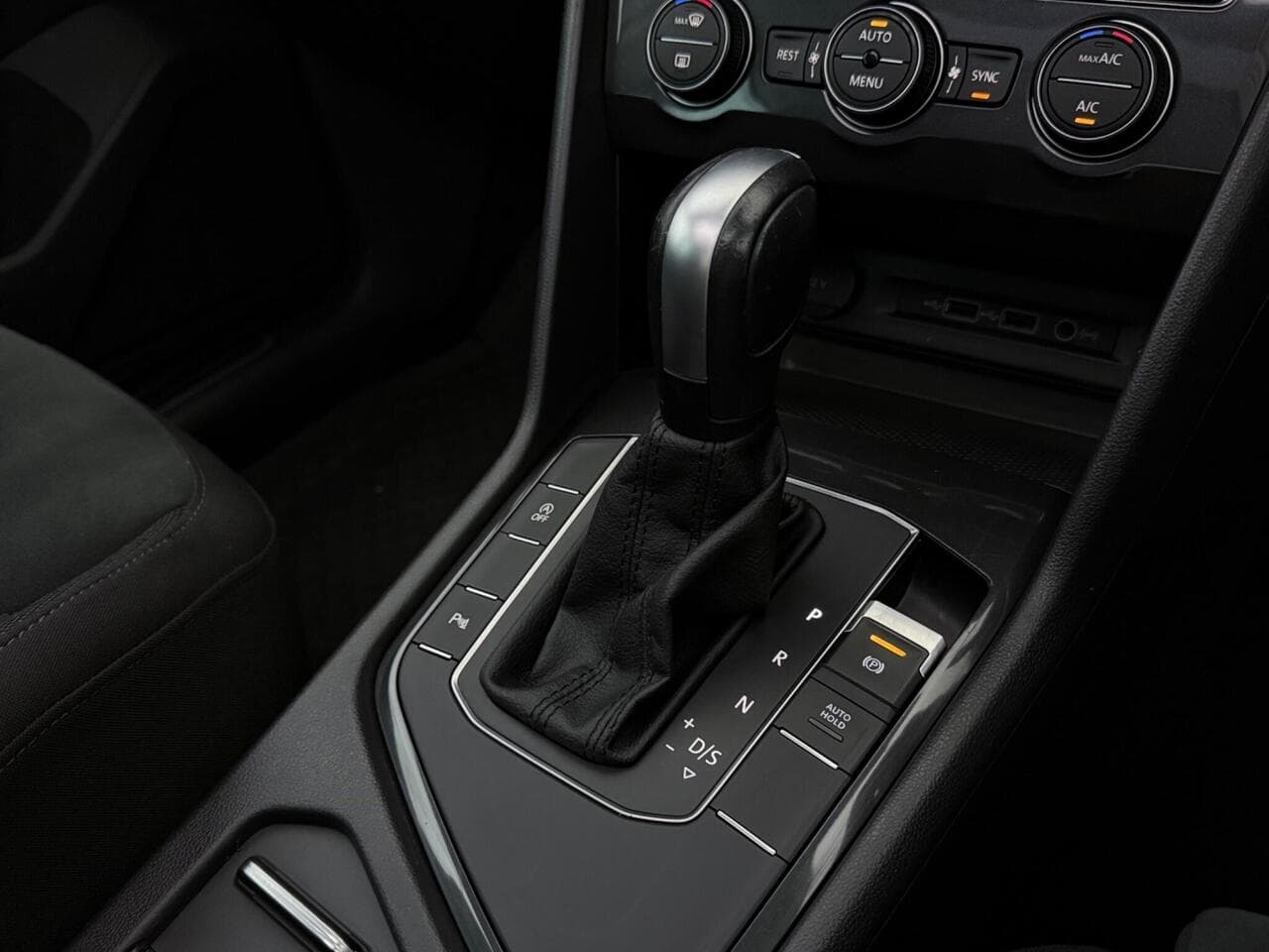 Volkswagen Tiguan thumbnail Interior Front