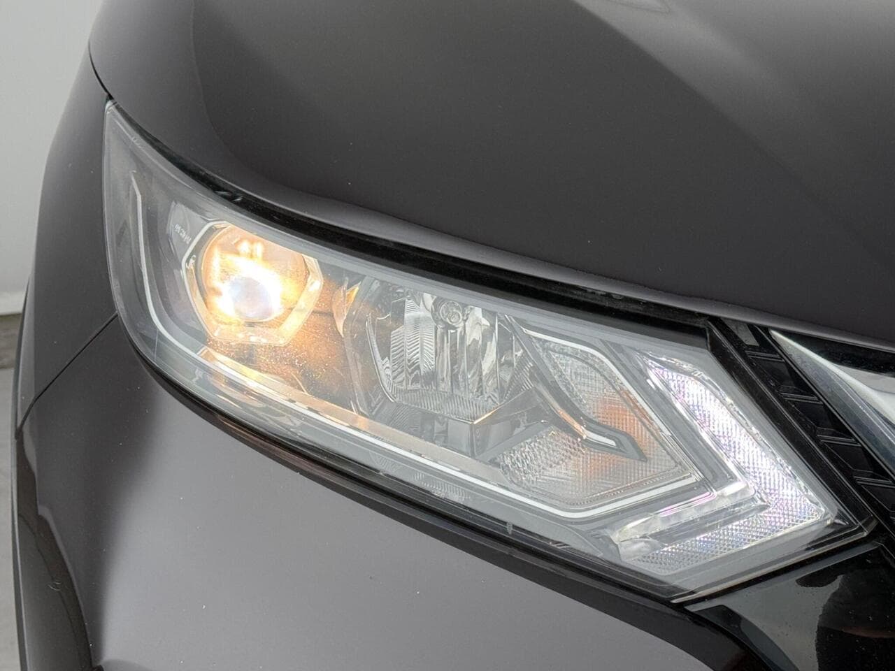 Nissan Qashqai thumbnail Lights Front