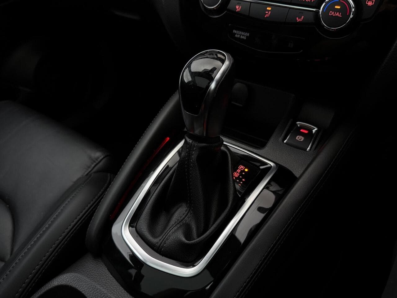 Nissan Qashqai thumbnail Interior Front