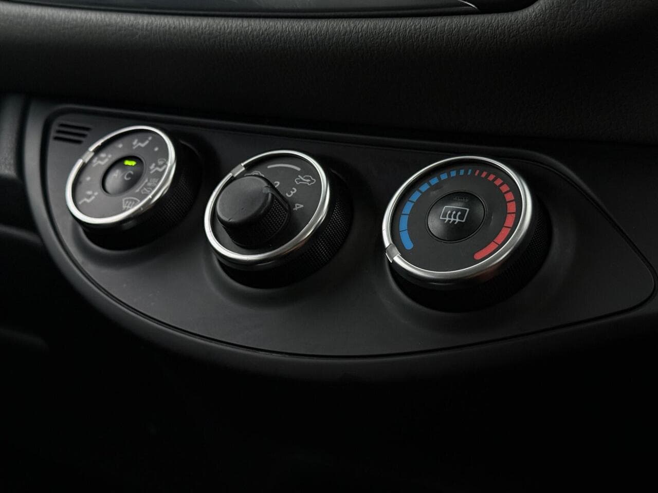 Toyota Yaris thumbnail Interior Front