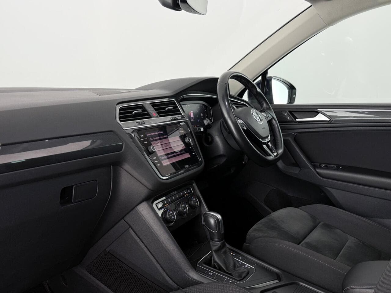 Volkswagen Tiguan thumbnail Interior Front