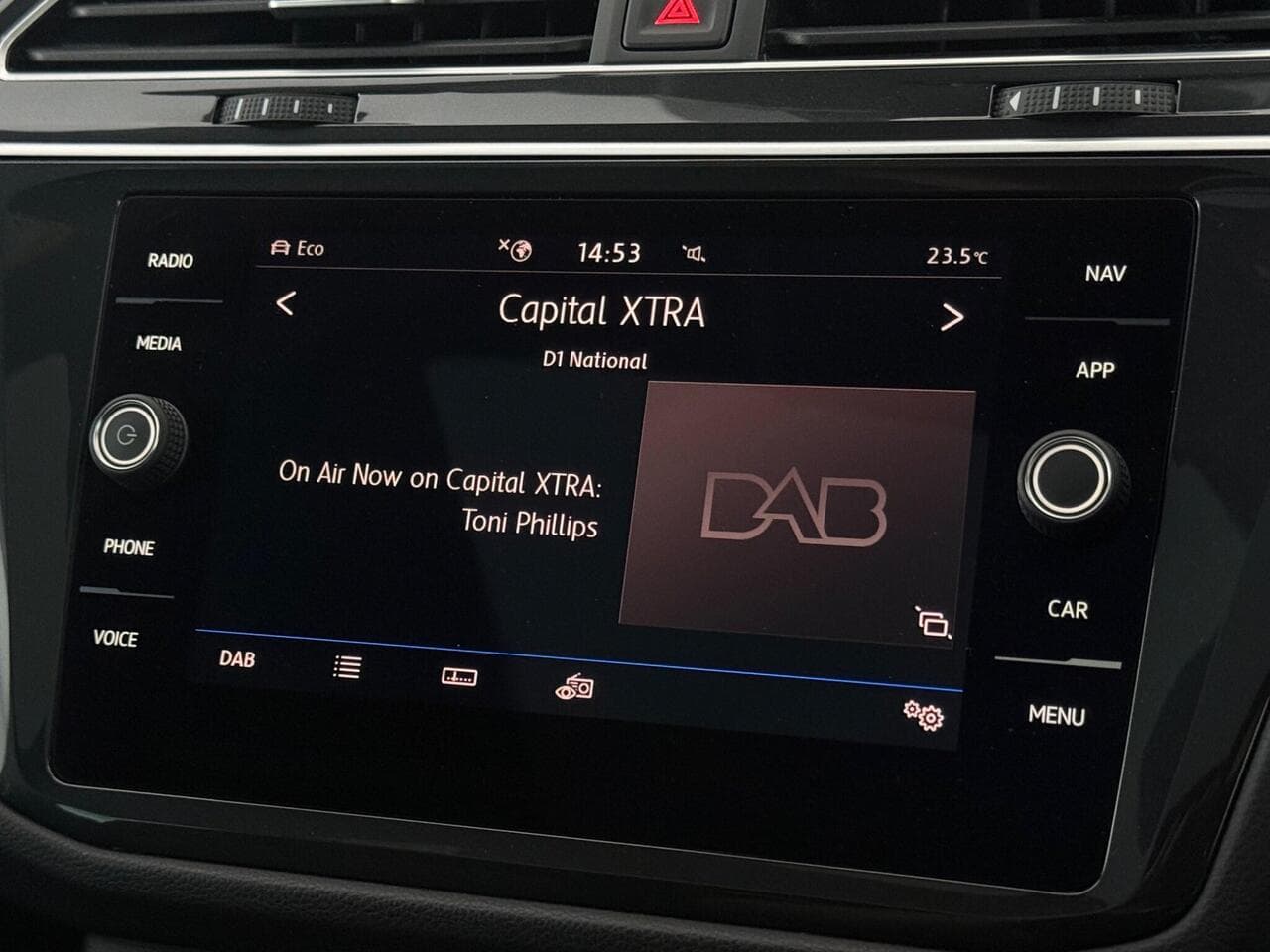 Volkswagen Tiguan thumbnail Infotainment System