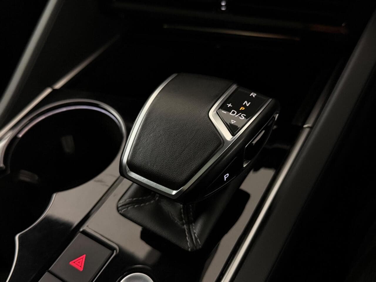 Volkswagen Touareg thumbnail Interior Front