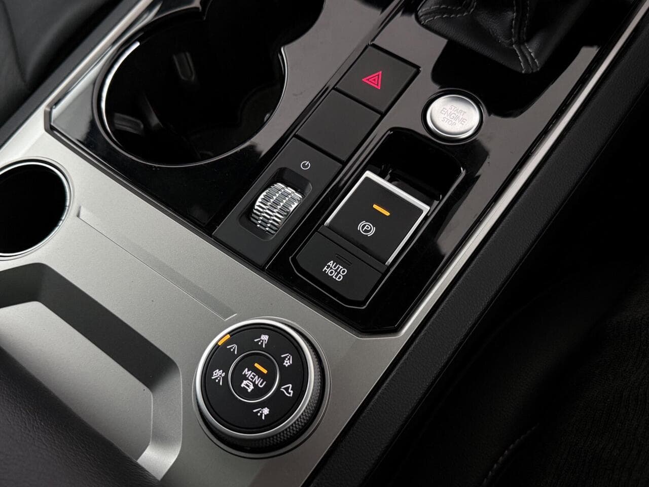 Volkswagen Touareg thumbnail Interior Front