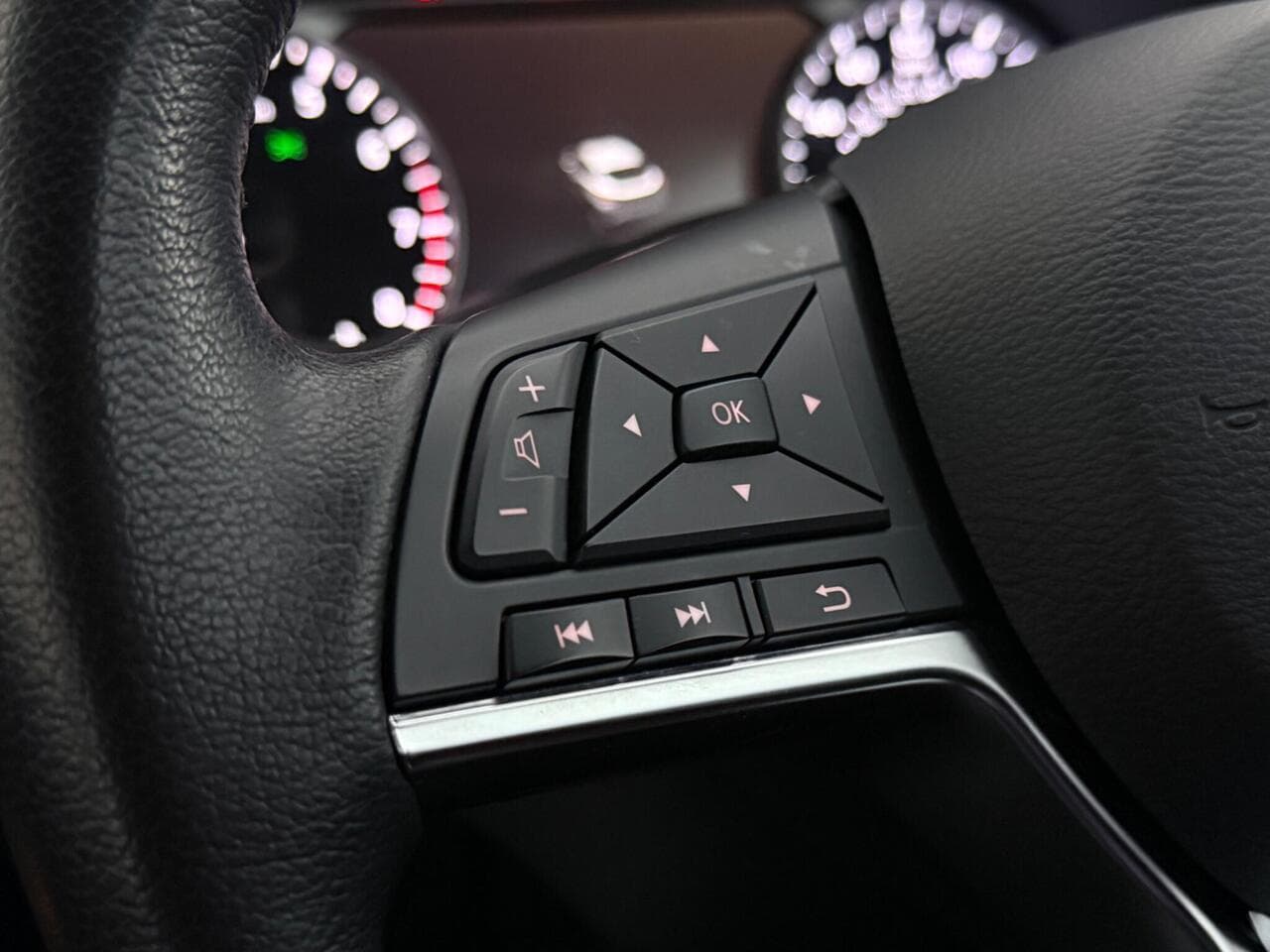 Nissan Juke thumbnail Misc Controls