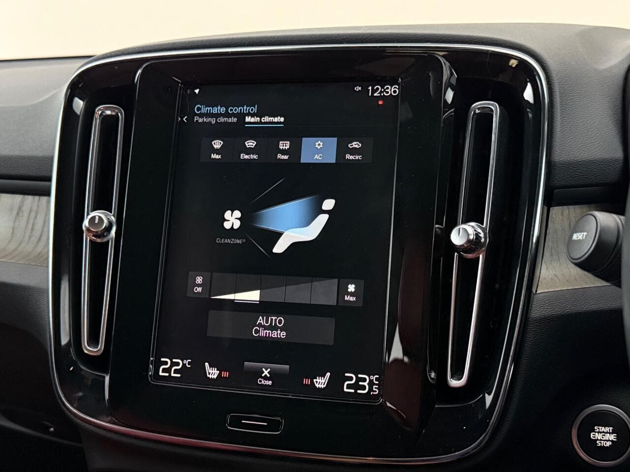 Volvo XC40 thumbnail Infotainment System