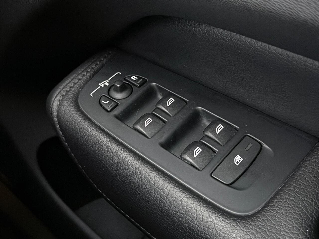 Volvo XC60 thumbnail Misc Controls