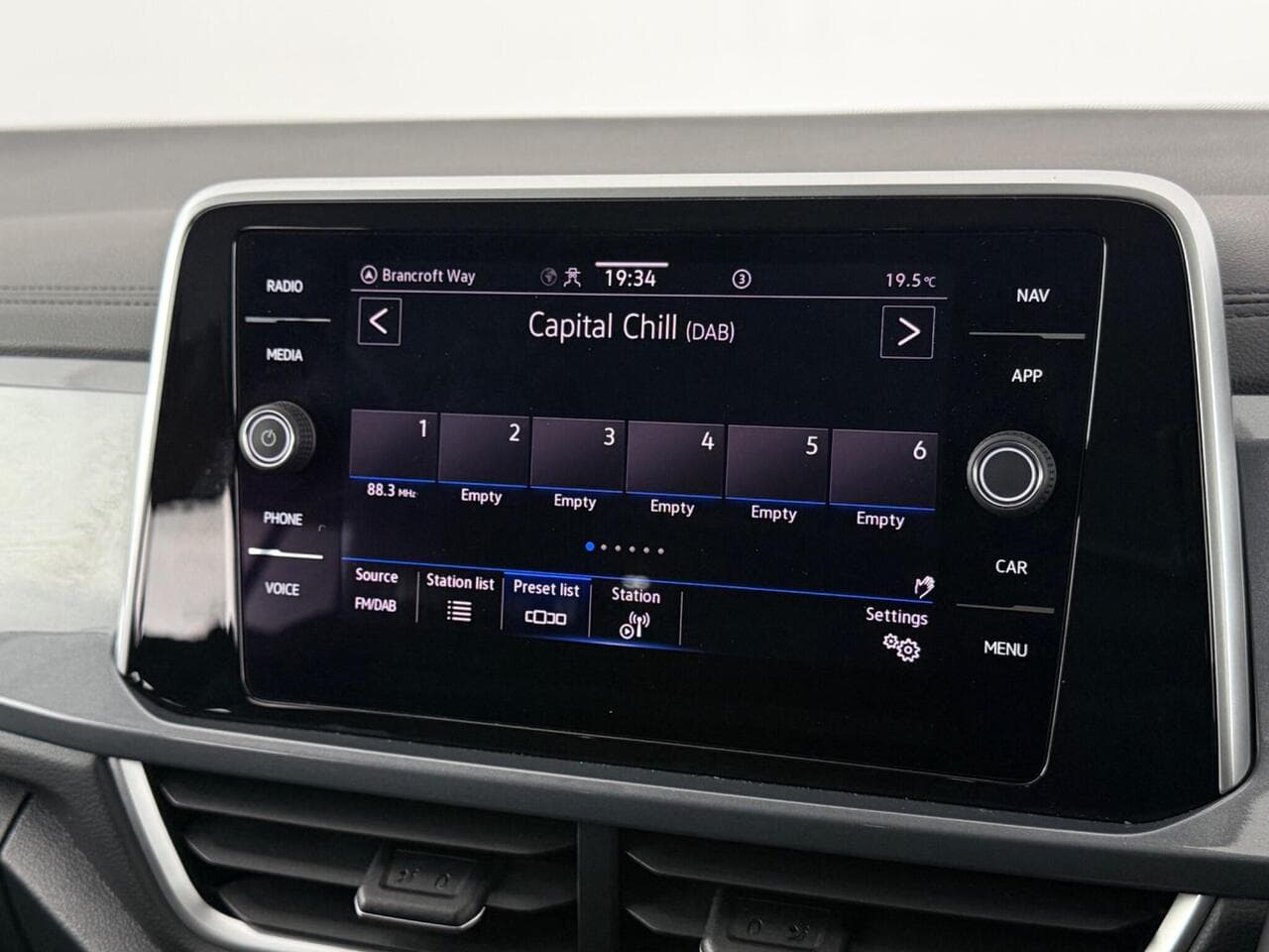 Volkswagen T-Roc thumbnail Infotainment System
