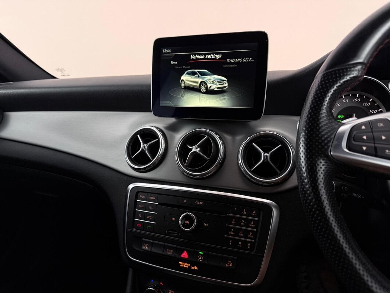 Mercedes-Benz GLA thumbnail Infotainment System