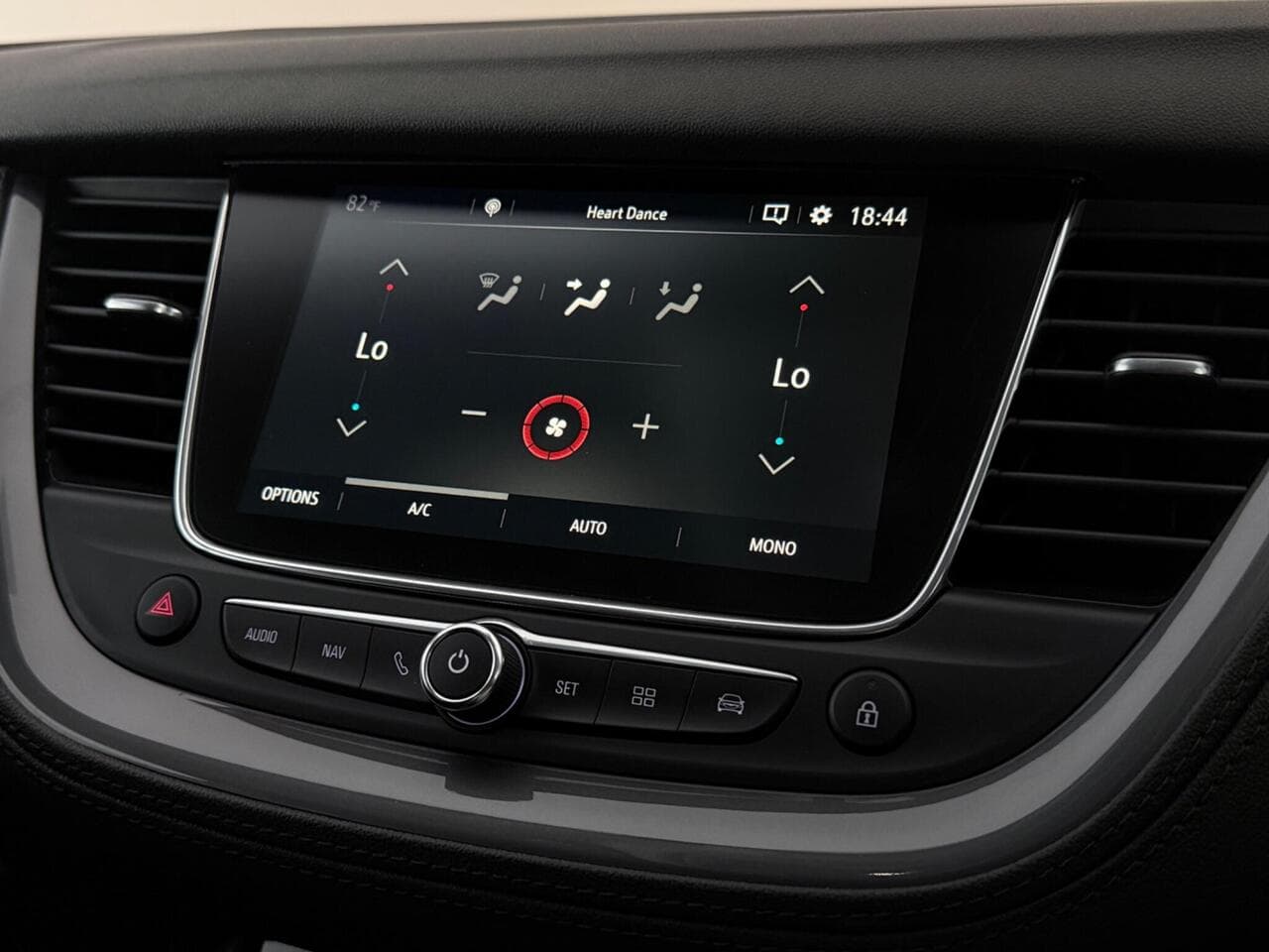Vauxhall Grandland X thumbnail Infotainment System