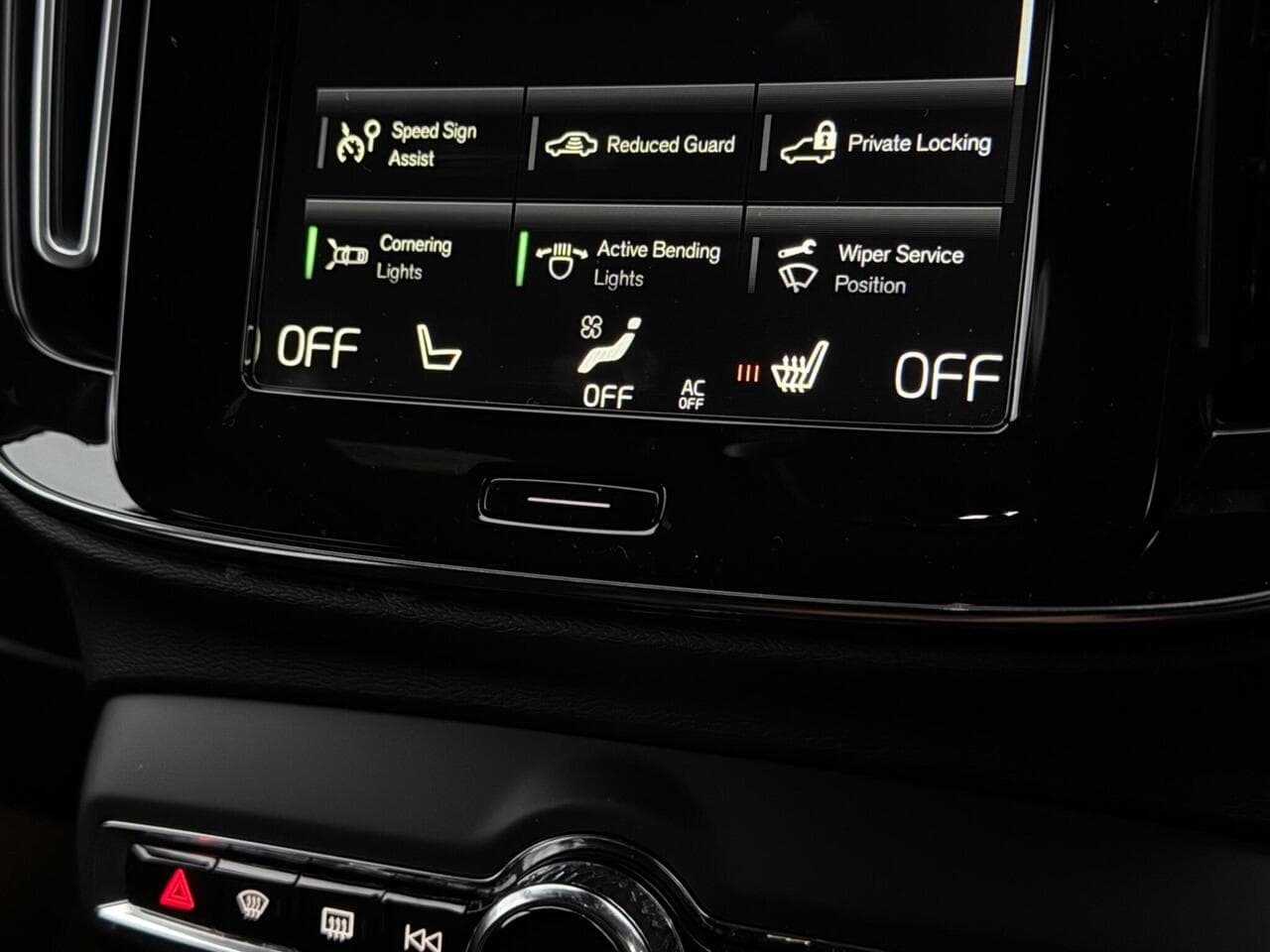 Volvo XC40 thumbnail Infotainment System