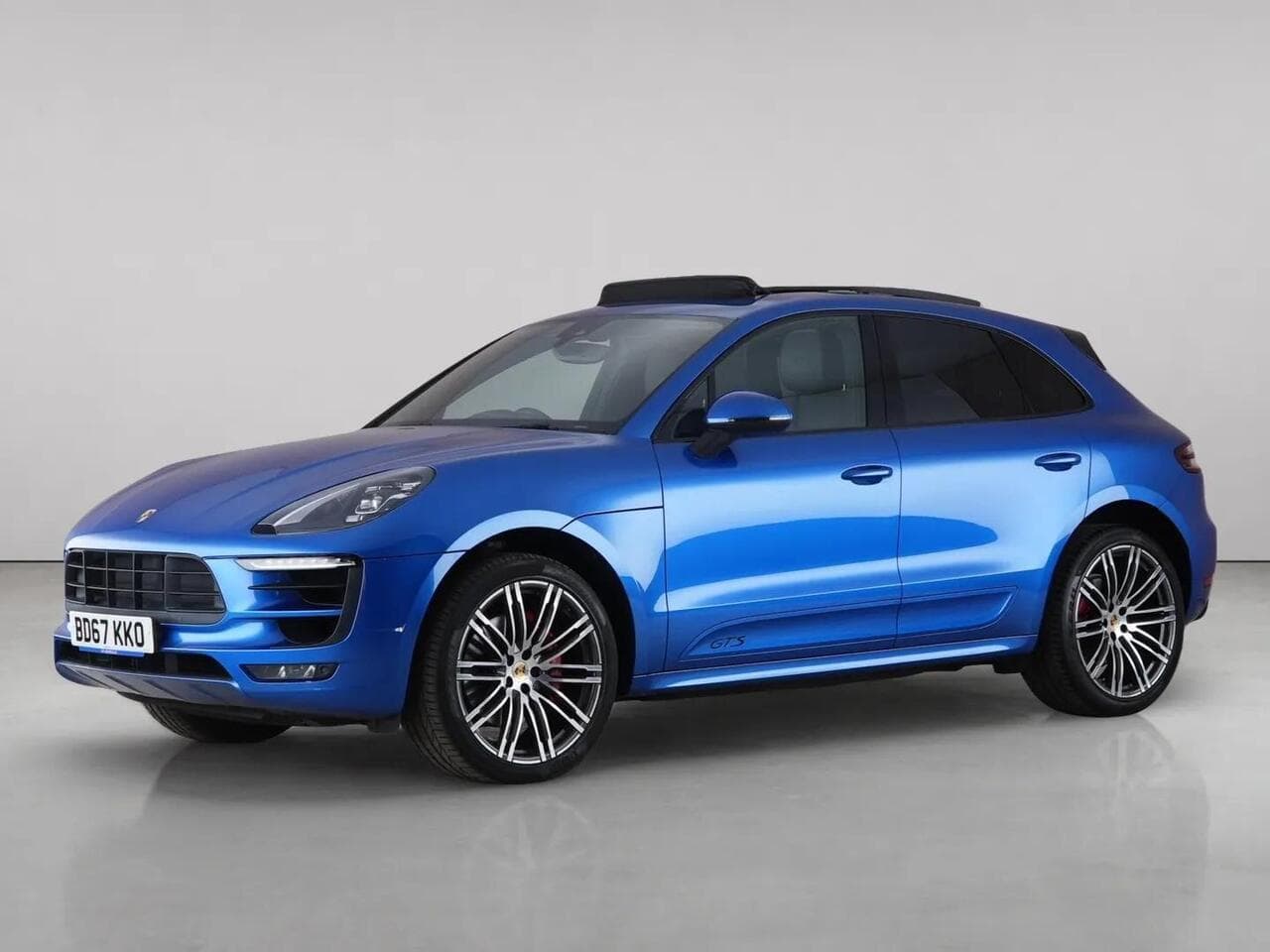 Porsche Macan thumbnail Front Left
