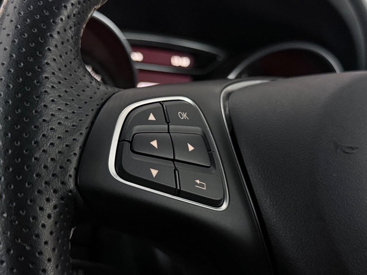 Mercedes-Benz GLA thumbnail Misc Controls