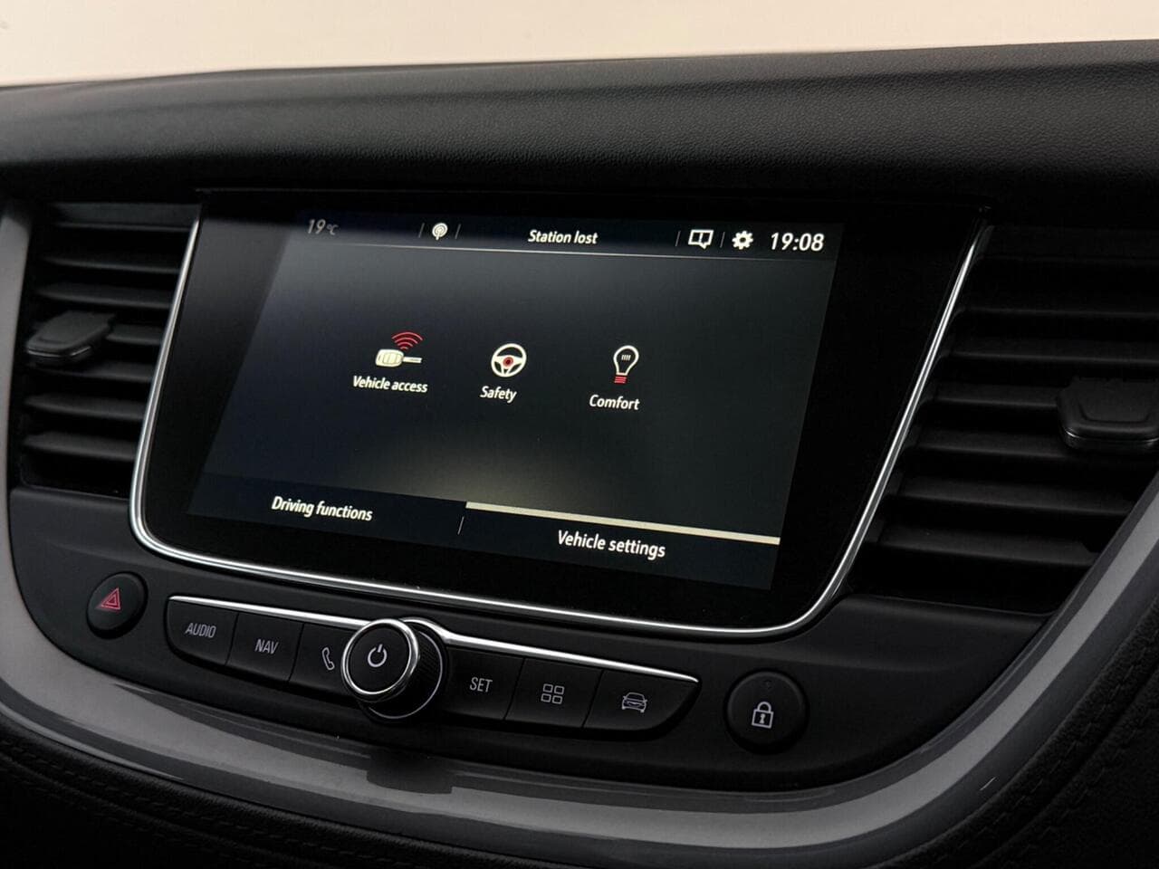 Vauxhall Grandland X thumbnail Infotainment System