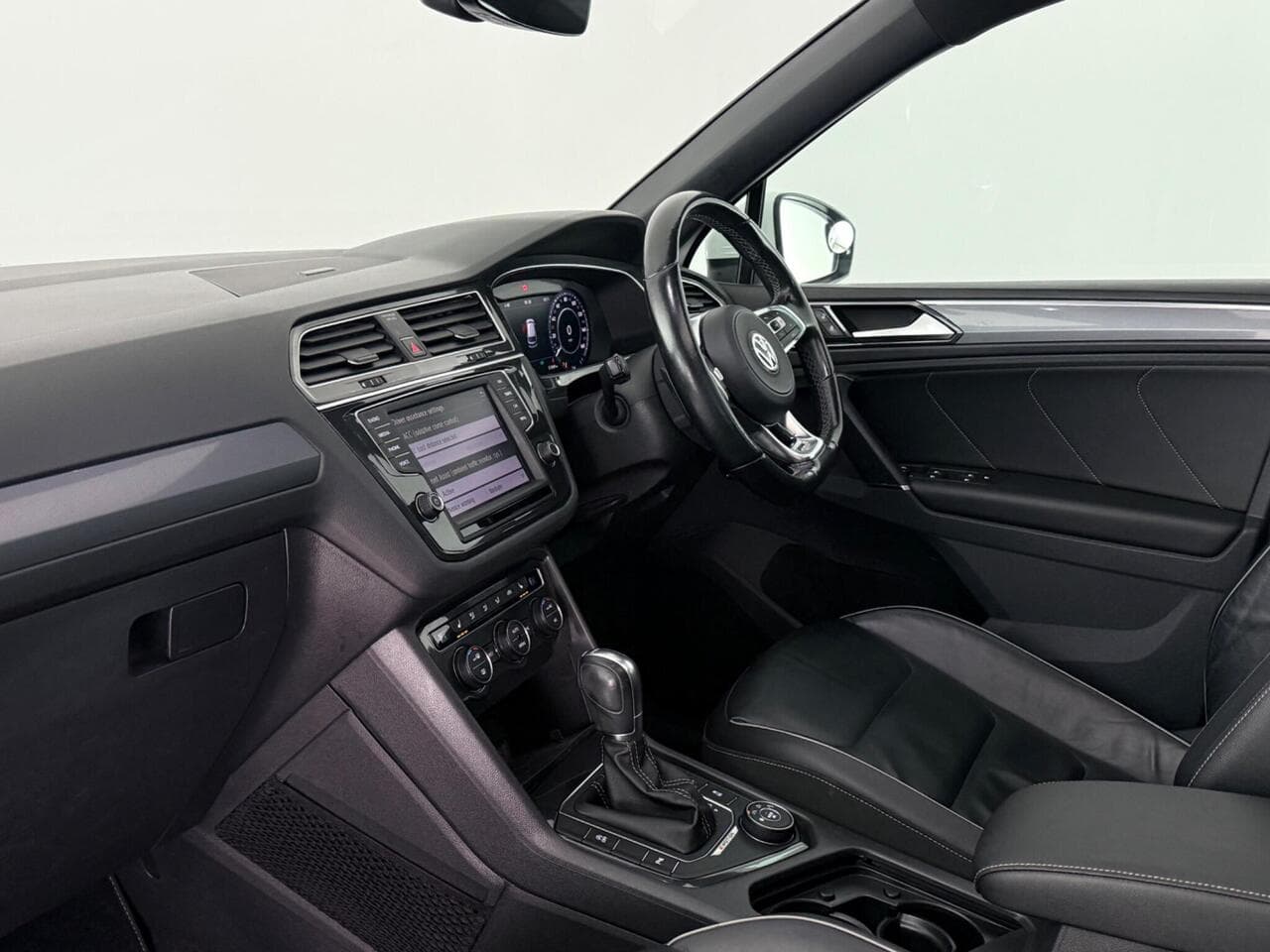 Volkswagen Tiguan thumbnail Interior Front