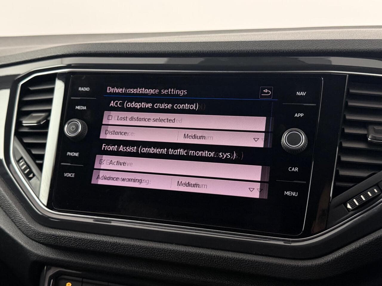 Volkswagen T-Roc thumbnail Infotainment System