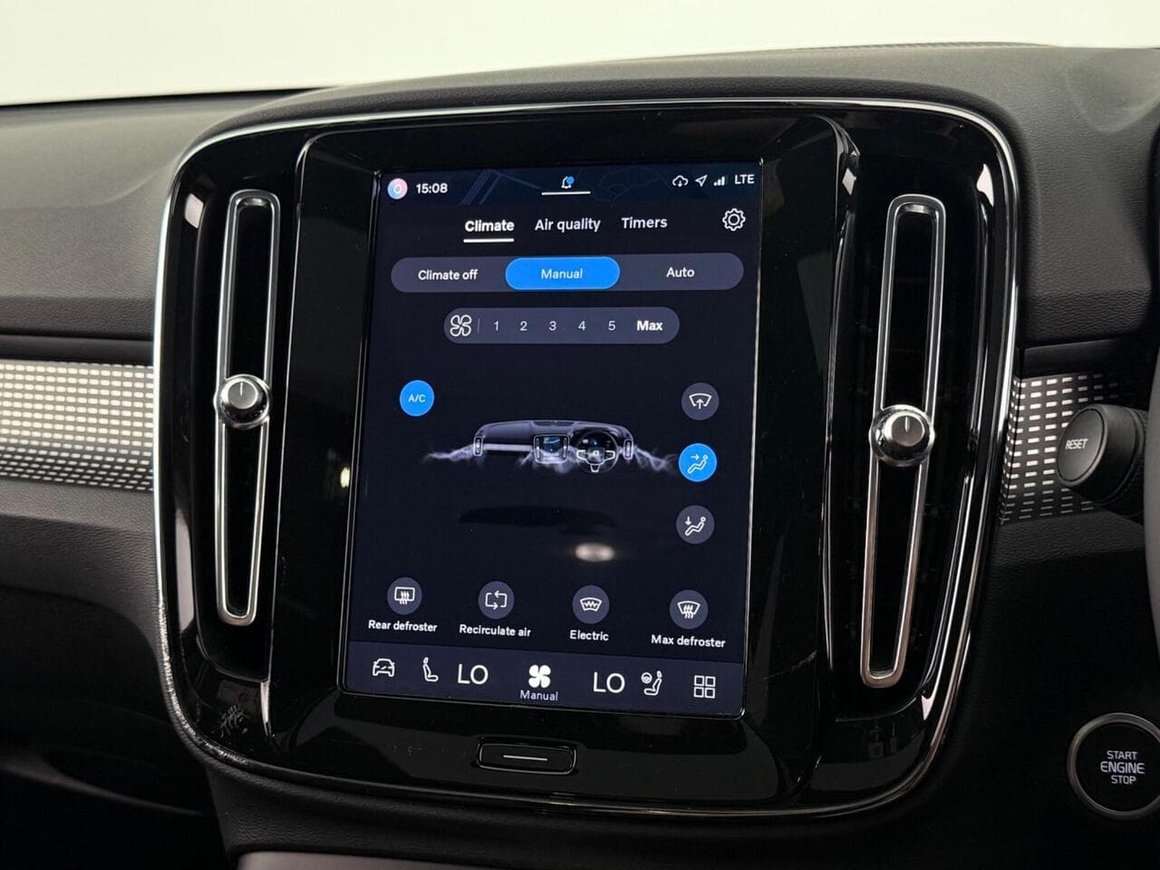 Volvo XC40 thumbnail Infotainment System
