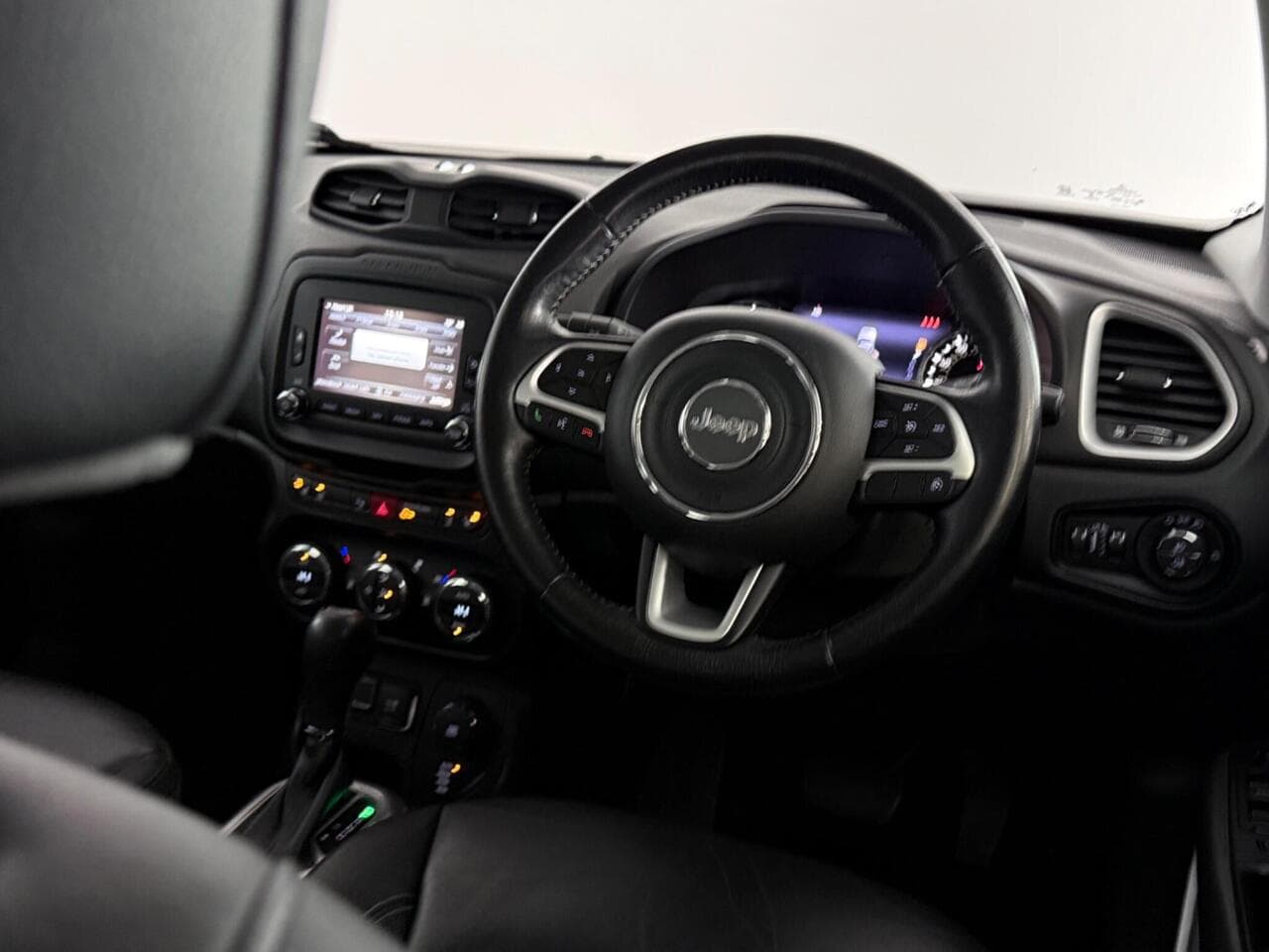 Jeep Renegade thumbnail Interior Front