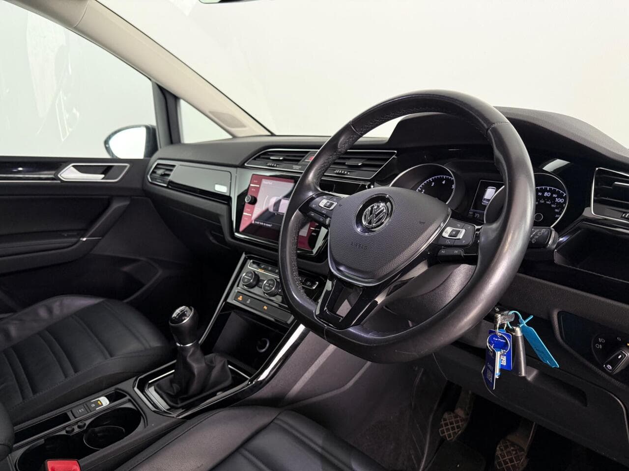 Volkswagen Touran thumbnail Interior Front