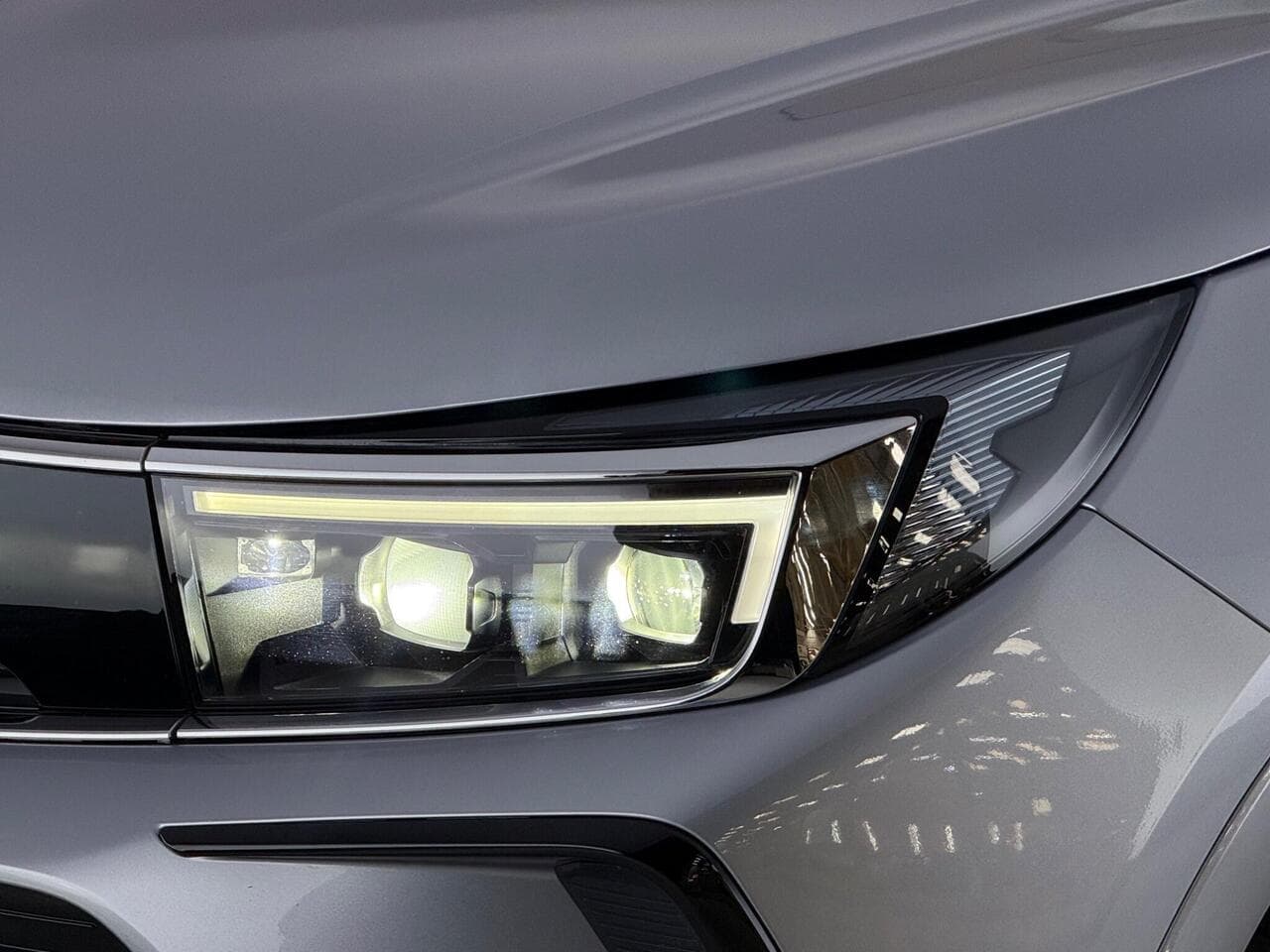 Vauxhall Grandland thumbnail Lights Front
