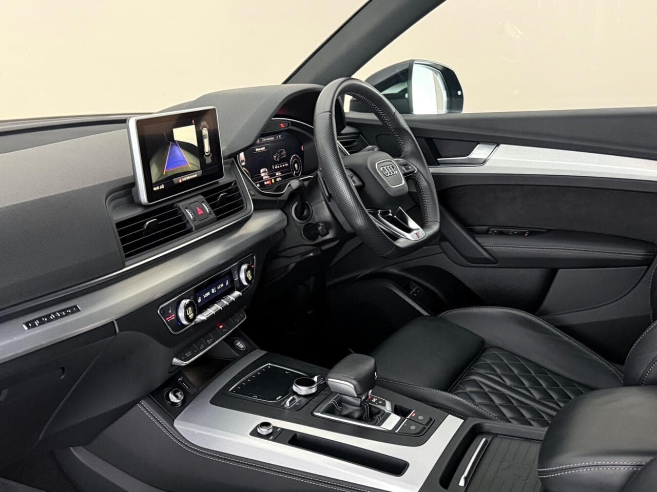 Audi Q5 thumbnail Interior Front