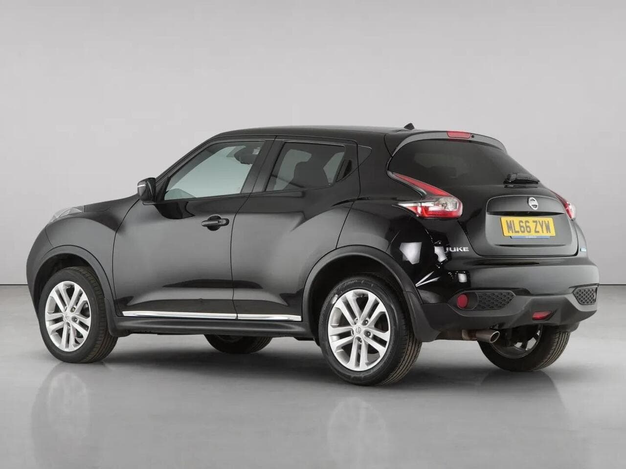 Nissan Juke thumbnail Rear Left