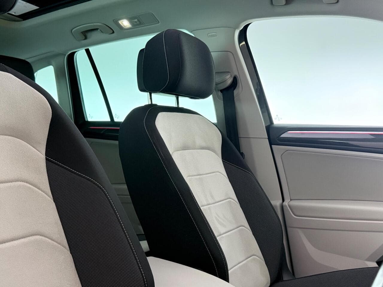 Volkswagen Tiguan thumbnail Seats Rear