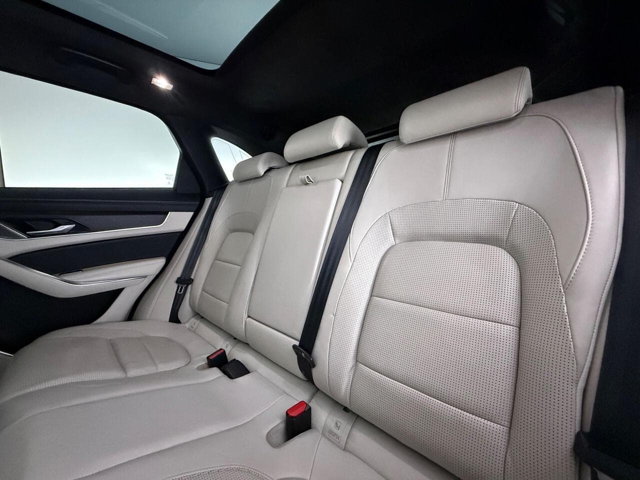 Jaguar F-PACE thumbnail Seats Rear